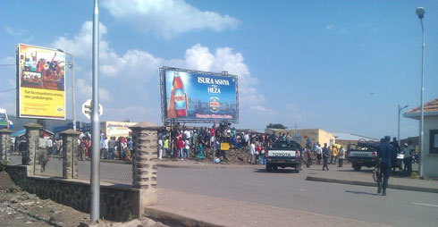 Imodoka za polisi zitwaye bamwe mu bakora ubuvunjayi mu buryo butemewe.