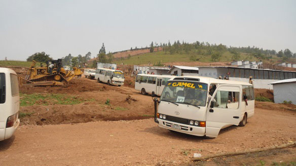 Imodoka zazanye impunzi z