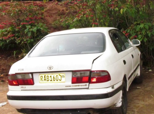 Imodoka bari bafite bateganya kuyibisha.