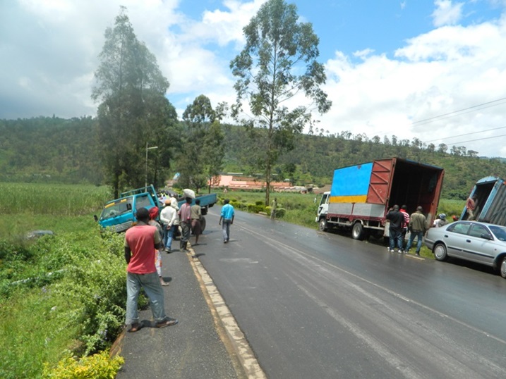 Imodoka eshatu zakoreye impanuka ahantu hamwe.