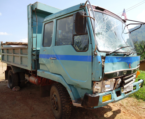 Imodoka yagonze abanyegari yamenetse ikirahuri iranahombana imbere.