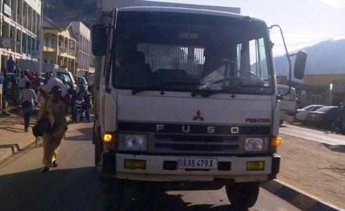 Imodoka yagonze moto bigatuma umunyegare ahakomerekera.