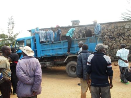 Imodoka yajyanye umurambo ku bitaro bya Murunda kugira ngo usuzumwe.