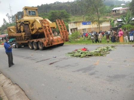 Imodoka yamugonze yari ihetse imashini ikora umuhanda.