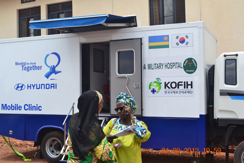 Imodoka yo mu bwoko bwa Mobile Clinic ifasha mu buvuzi.