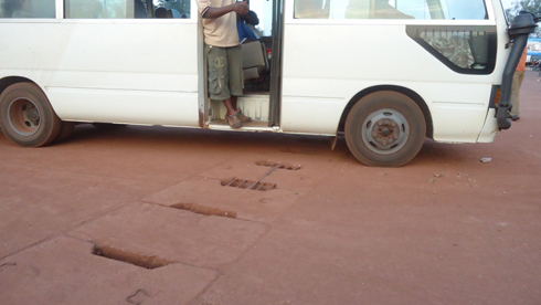 Imodoka zica hejuru y'ibyuma ari naho kimwe cyangirije imodoka.