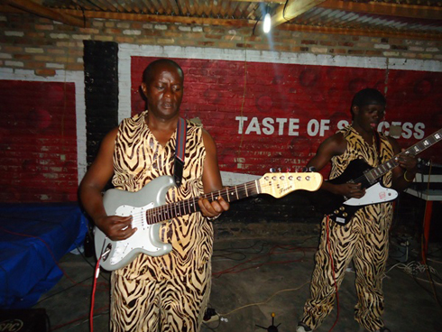 Mimi La Rose kuri gitari.