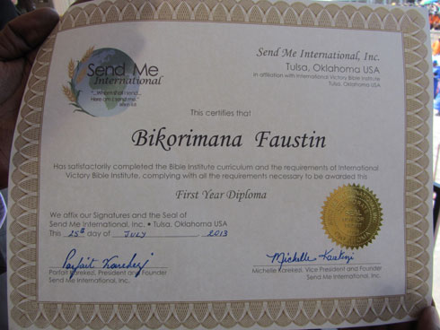 Imwe mu mpamyabumenyi zatanzwe.