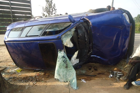 Iyi modoka yikojeje mu bicu, igwa ireba aho yaturukaga.