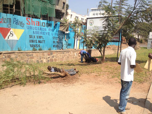 Abo imodoka yagonze baryamye hasi.