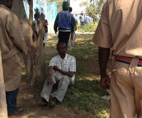 Umushoferi wari utwaye imodoka yahahamutse kubera abantu yagonze.