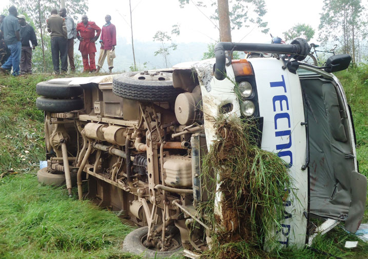 Impanuka ya Coaster yateye n'ubunyerere n'umuvuduko ukabije igusha urubavu.