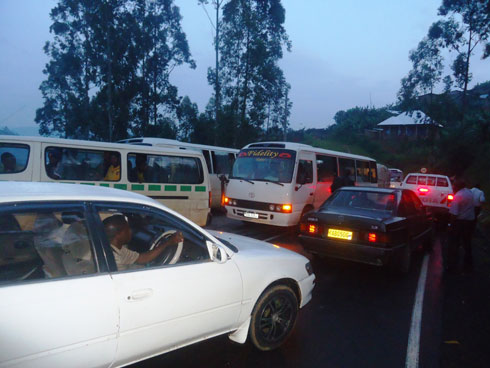 Impanuka yafunze umuhanda, urujya n