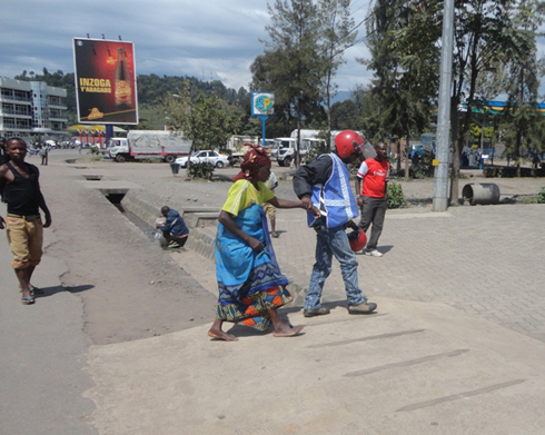 Nyuma yo kugonga uyu mukecuru, umumotari yahise ajya kumuvuza.