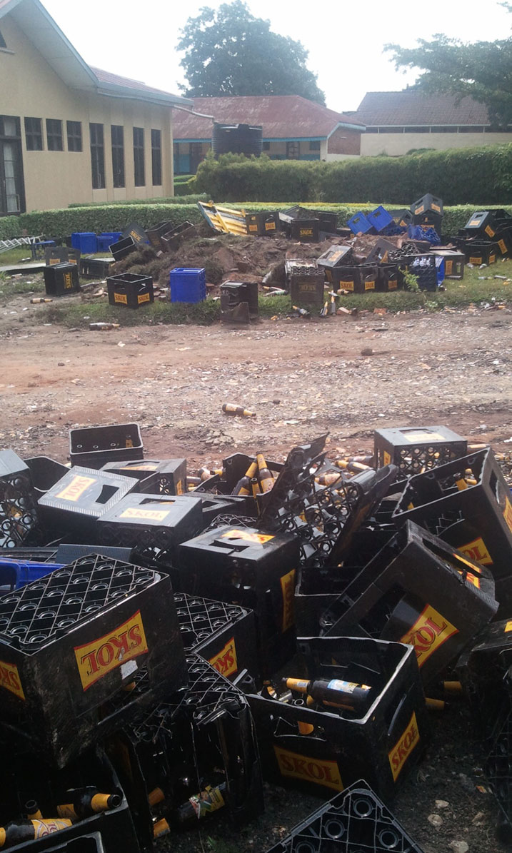 Inzoga zimwe zaramenetse izindi abarwaza n'abagenzi barazinywa.