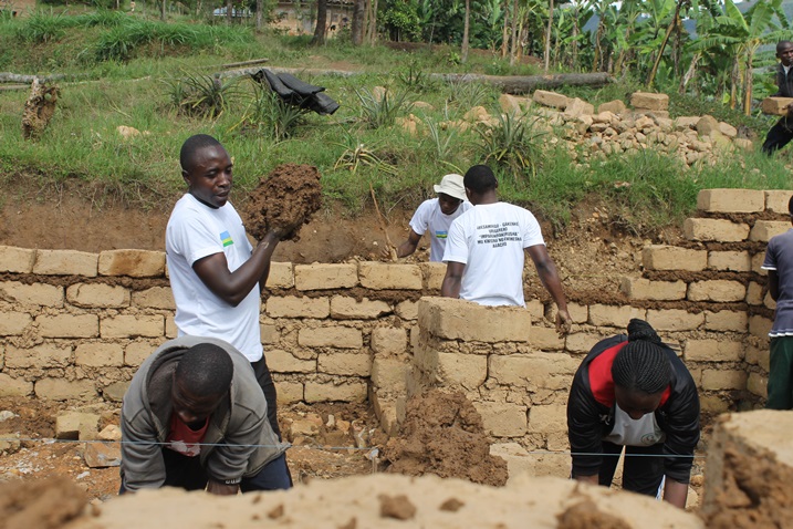 Imparanira kurusha mugikorwa cyo kwubakira abatishoboye inzu.