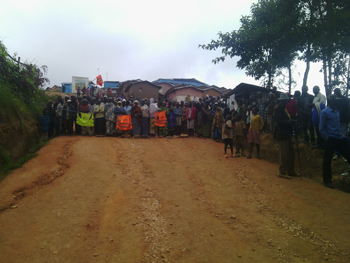 Impunzi zari zafunze umuhanda ujya mu nkambi ya Kigeme.