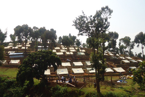 Ibikorwa byo kubaka inkambi biracyakomeza.