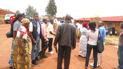 Baje baherekejwe n'abakozi b'ishami ry'umuryango w'abibumbye ryita ku mpunzi (HCR) n'abakozi ba Leta y'u Burundi. 