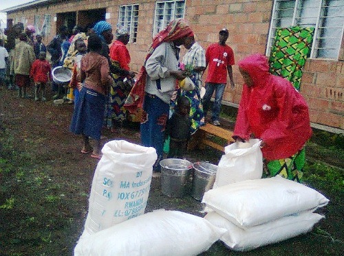 Impunzi z'Abanyecongo zagejejwe mu nkambi ya Nkamira zihabwa ibyo kurya.
