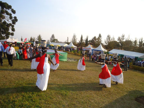 Abitabiiye imurikabikorwa basusurukijwe mu mbyino nyarwanda.