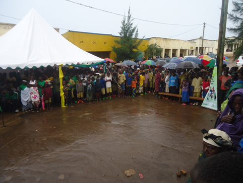 Imvura nyinshi yari yaguye ariko abantu benshi bari baje kumva ubutumwa bwo kurwanya SIDA.