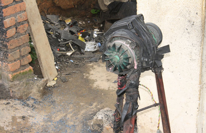 Imwe mu mashini KAZI NI KAZI yifashisha mu gukora inkweto.