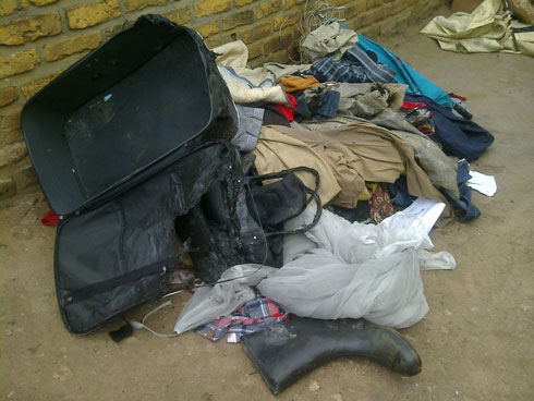 Imwe mu myambaro yo muri urwo rugo yahungishirijwe hanze itangiye gufatwa n