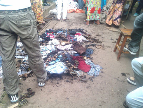 Imwe mu myenda yahiriye mu isoko rya Gisenyi bitewe n'umuriro w'amashanyarazi.