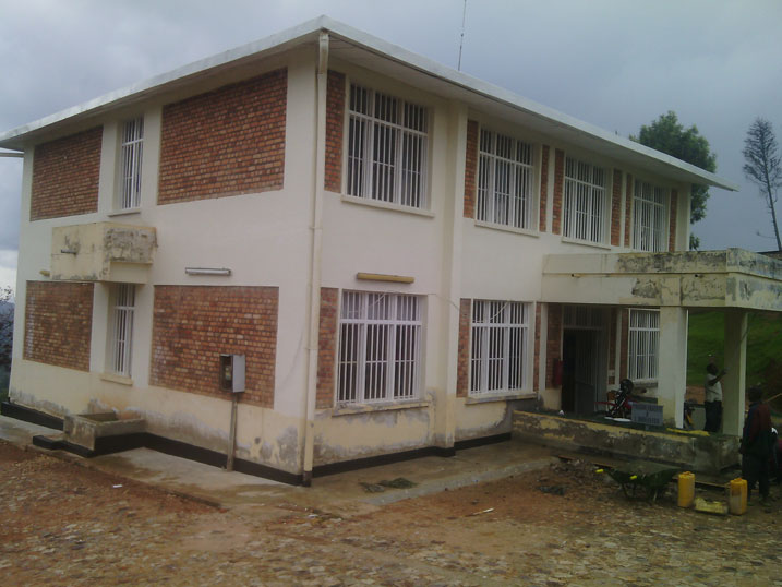 Imwe mu nzu ziri gusanwa iraba itangirwamo serivisi zinyuranye.