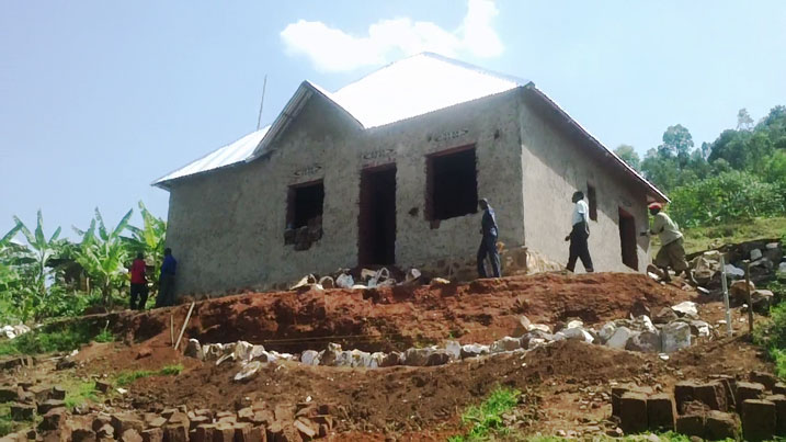 Imwe mu nzu zubatse i Nyarusiza zigomba gusenywa n