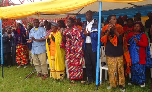 Imwe mu miryango yagabiwe inka.