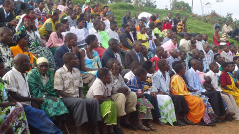 Imwe mu miryango yasezeranye n'abayiherekeje.