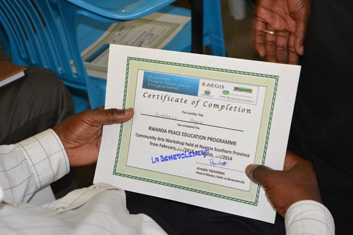 Imwe mu mpamyabumenyi zatanzwe ku bahuguwe.