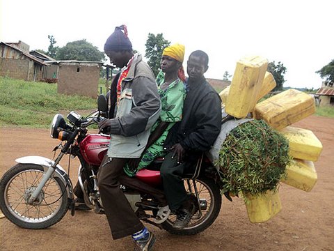 Abatwara abantu kuri moto muri Uganda bazwiho kurenza umubare wagenwe gutwarwa kuri moto.