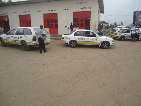 Hari abagura imodoka bakazishyiraho ibirango byo mu Burundi kugirango badasoreshwa.