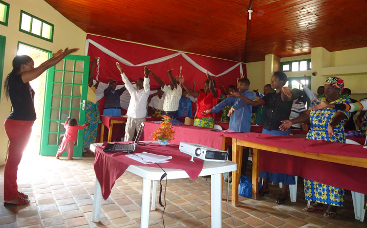 Aha barakora imyitozo yo kugorora ingingo z'umubiri ku bamugaye.