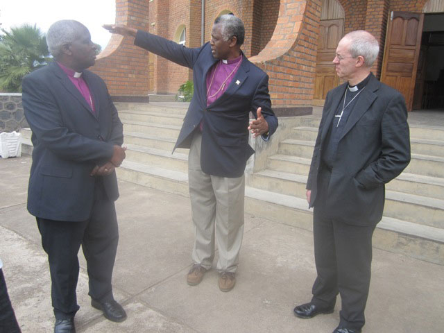 Rt Rev Dr Laurent Mbanda (hagati) uyobora Diyoseze ya Shyira asobanurira umuyobozi w'Abangilikani ku isi hamwe n'umuyobozi w'Abangilikani mu Rwanda, Archbishop Onesphore Rwaje, imishinga itandukanye bafite.