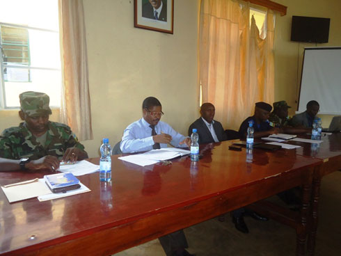 Abayobozi b'akarere hamwe n'ab'inzego z'umutekano mu karere ka Nyamasheke mu nama y'umutekano yaguye.