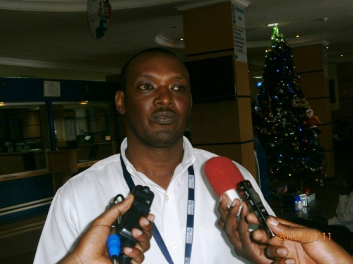 Uyu muyobozi muri BCR yagerageje kwisobanura ku mpamvu zituma abantu batakirwa vuba, ariko ntibyamuhiriye kuko itsinda rigenzura ryari ryamaze kwibonera byinshi, ryanaganiriye n'abakiriya b'iyi banki.