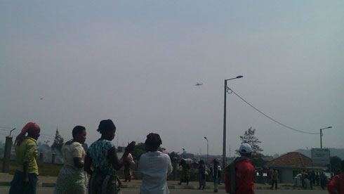 Indege mu kirere zizenguruka hejuru y'umujyi wa Gisenyi.