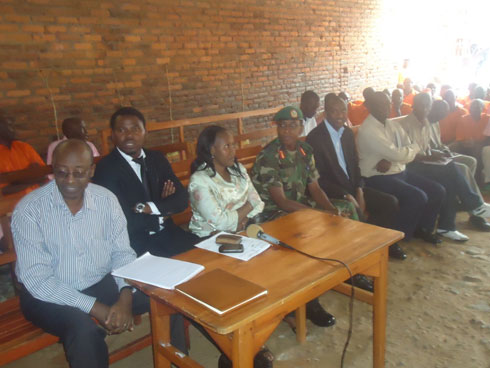 Itsinda ry'abadepite basuye abagororwa bumva ibibazo byabo.