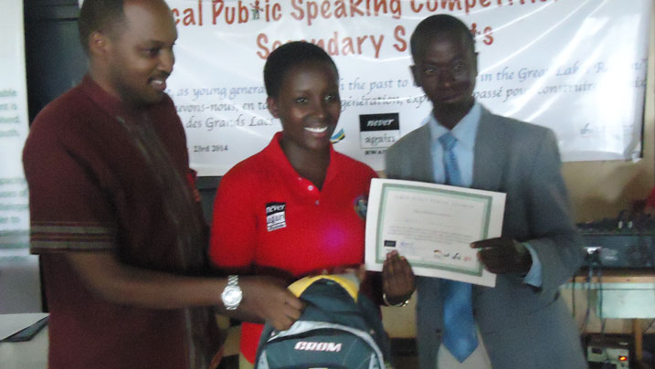 Ingabire Tricia , hagati, wambaye agapira gatukura yabaye uwa mbere mu cyongereza.