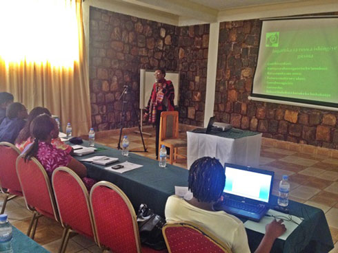 Umuyobozi wa Transparency Rwanda atanga ikiganiro ku bushakashatsi bakoze kuri ruswa ishingiye ku gitsina.