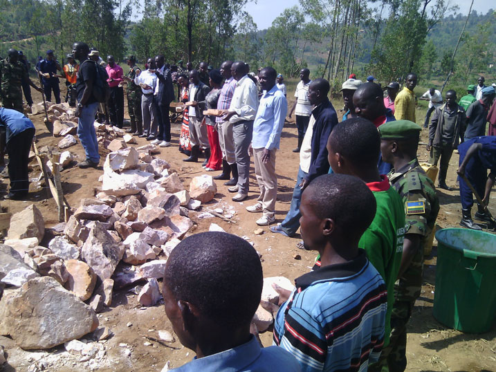 Ingabo n'abaturage bafatanyije mu muganda wo kubaka poste de Sante.