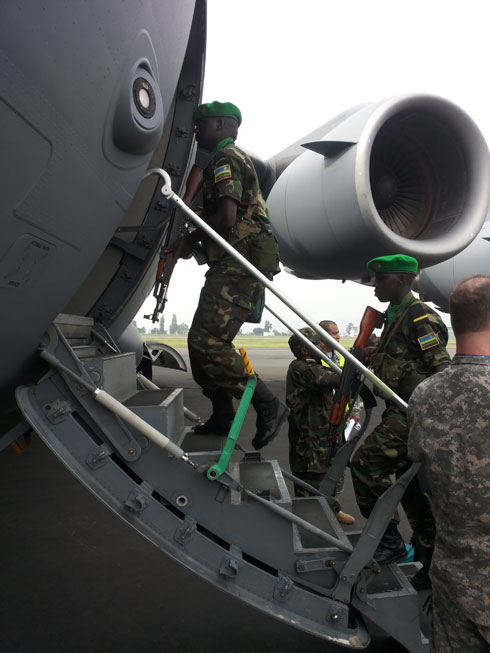 Ingabo za RDF zinjira mu ndege ya gisirikare ya Amerika zigiye mu butumwa bw'amahoro muri CAR.