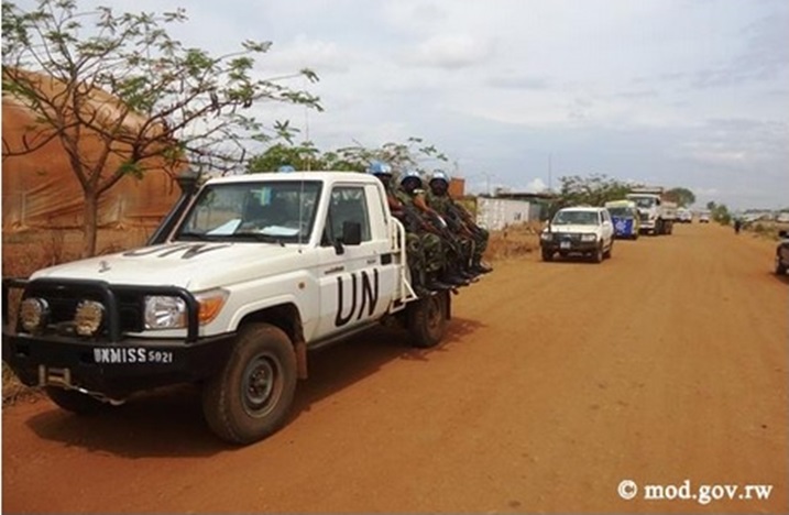 Ingabo z'u Rwanda ziri mu butumwa ziherekeje abaturage bimurwa mu manegeka.