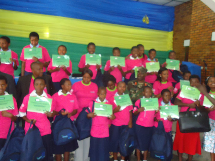 Inkubito z'icyeza nyuma yo gushikirizwa ibihembo.