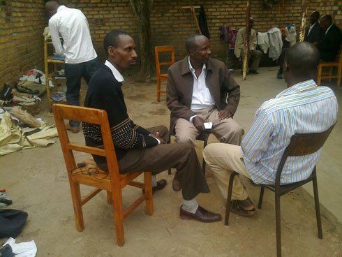 Inshuti n'abaturanyi b'urugo rwa Pasiteri Jonas baje kumwihanganisha banamufasha gusenga.