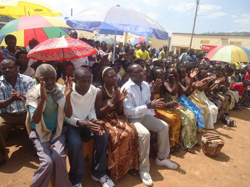 Intore zo mu murenge wa Kanjongo zishimiye igikorwa cyo guhiga no kwesa imihigo klu rwego rw'umudugudu.